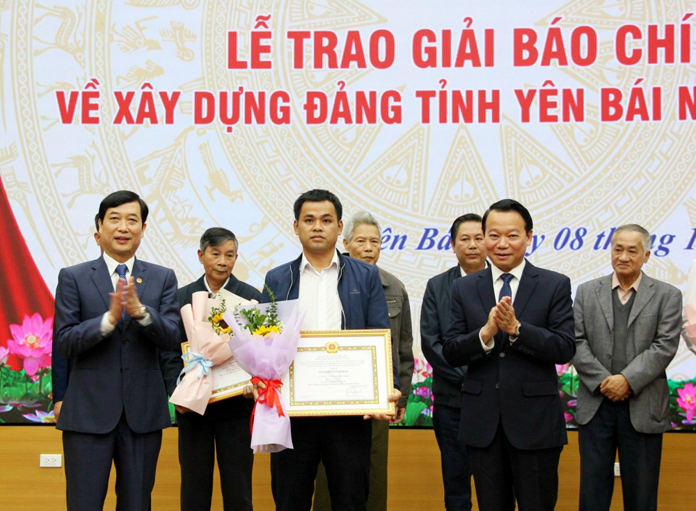 Nhà văn Nông Quang Khiêm nhận Giải B Giải thưởng sáng tác, quảng bá tác phẩm văn học, nghệ thuật, báo chí về chủ đề “Học tập và làm theo tư tưởng, đạo đức, phong cách Hồ Chí Minh” giai đoạn 2021 - 2023 do Ban Tuyên giáo Trung ương tổ chức. 
